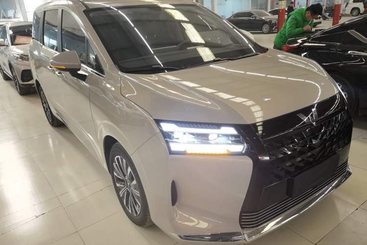 Used Wuling Wuling Starlight 730 2025 Model Plug-in Hybrid 125km Luxury Edition

