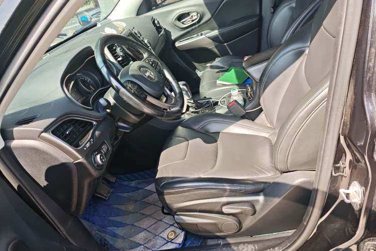 Used Jeep Cherokee 2019 2.0T Four-Wheel Drive Exclusive Edition China VI Emission Standard Left Front Seat