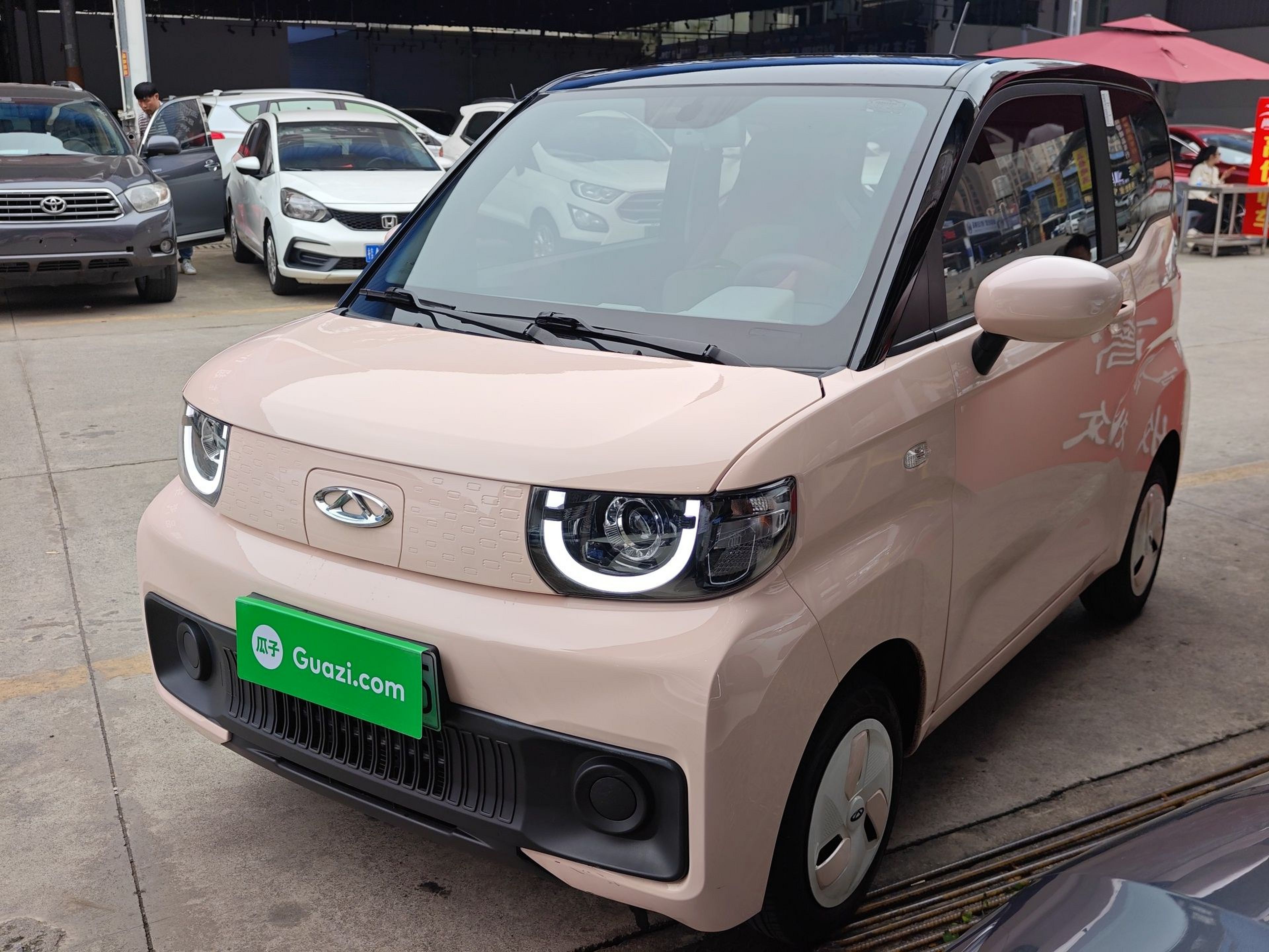 تحت مقدمة السيارة