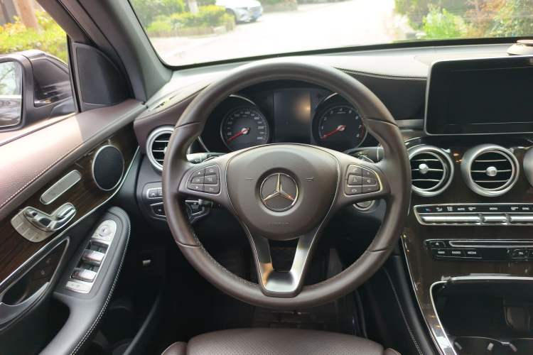 Used Mercedes-Benz GLC 2019 GLC 260 L 4MATIC Luxury Model Steering Wheel