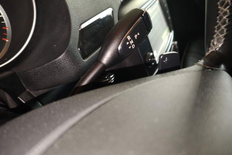 Used Mercedes-Benz R-Class 2017 R 320 4MATIC Business Edition Prestige Model Gear Lever