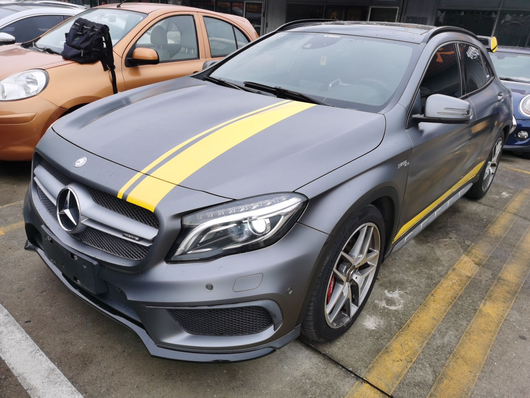 Под передней частью автомобиля