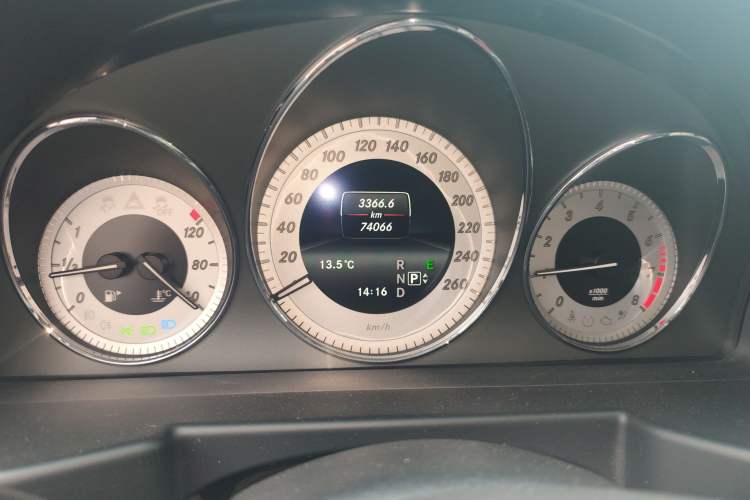 Used Mercedes-Benz GLK-Class 2013 GLK 300 4MATIC Fashion Model Odometer Close Up