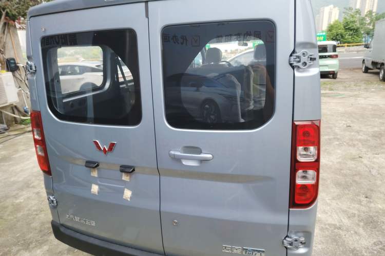 Used Wuling Yangguang 2024 300KM Comfort Version Passenger Van 75kW

