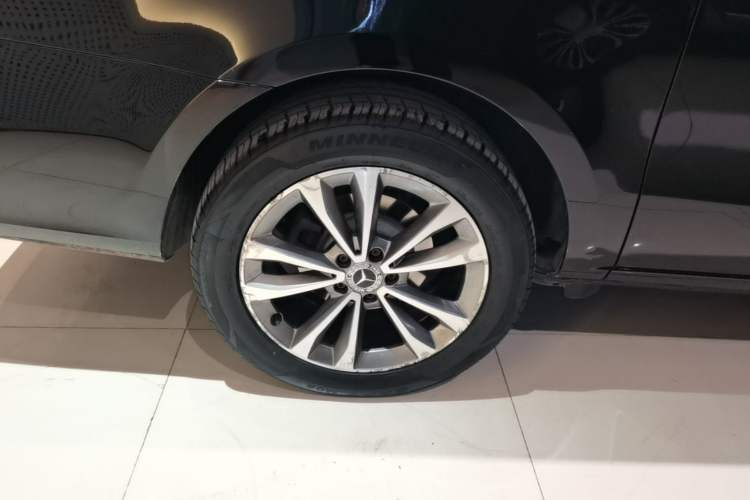 Used Mercedes-Benz V-Class 2021 V 260 Avantgarde Edition Right Rear Wheel Hub