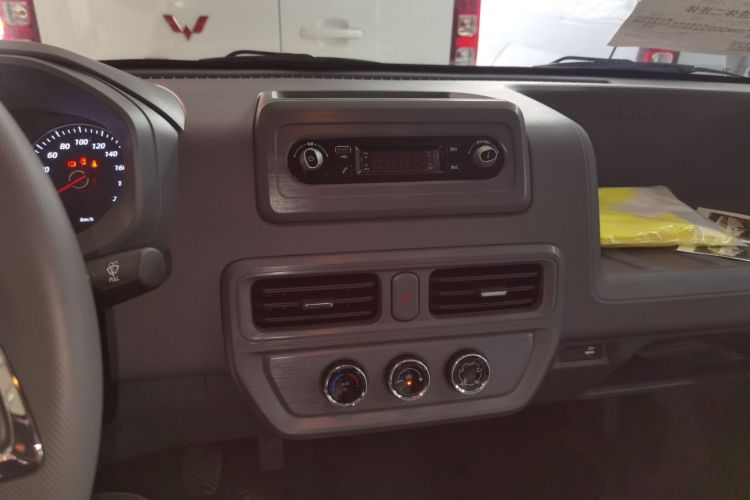 Used Wuling Yangguang 2024 300KM Comfort Version Passenger Van 75kW Audio And AC Panel