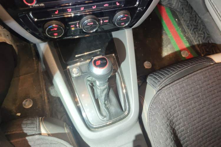 Used Volkswagen Sagitar 2015 230TSI Automatic Luxury Model Gear Lever