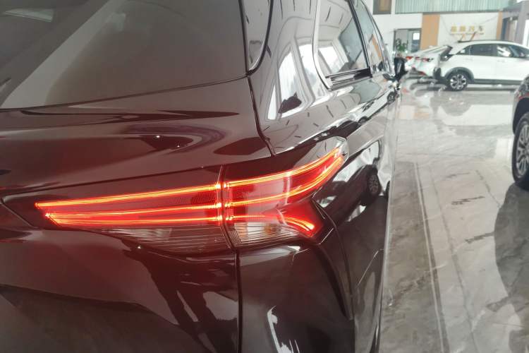 Used Toyota Sienna 2023 2.5L Hybrid Platinum Edition