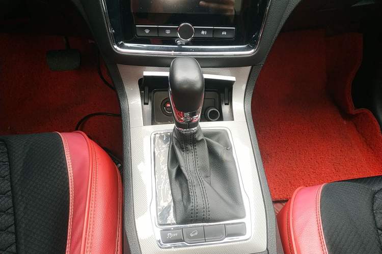 Used Roewe RX5 2020 20T Automatic 4G Connected Million Edition Gear Lever