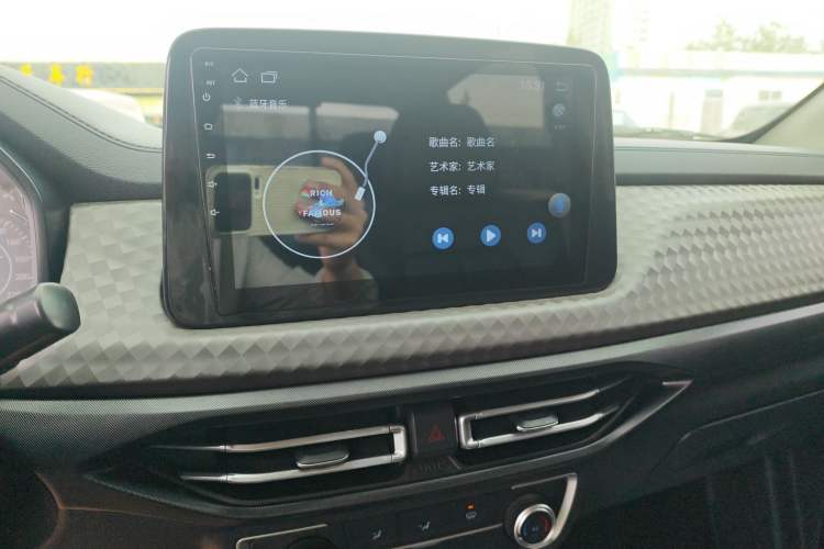 Used JMC Baodian 2023 2.5T Diesel Two-Wheel Drive Comfort Edition Flat-Base Cargo Bed Long Wheelbase JX4D25A6L Audio And AC Panel