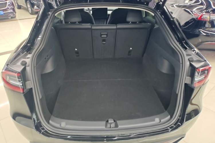 Used Tesla Model Y 2023 Long-Range All-Wheel-Drive Version Trunk