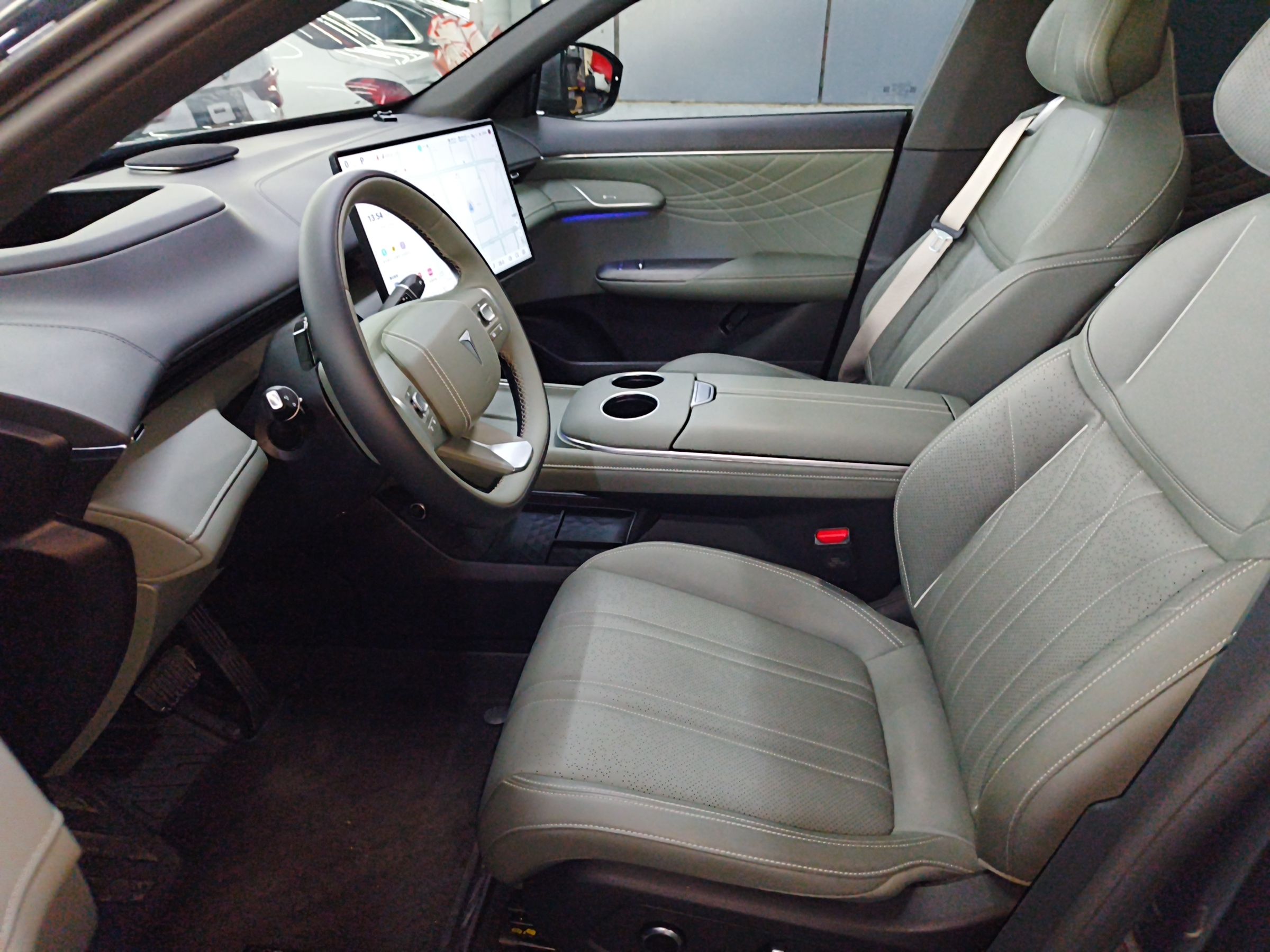 المقاعد الأمامية داخل السيارة