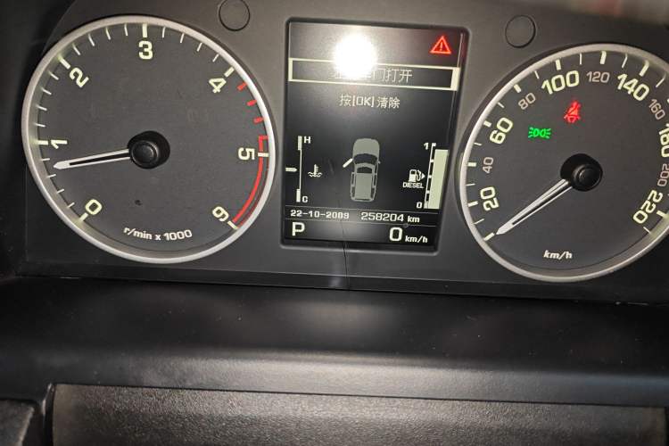 Used Land Rover Discovery 2013 3.0 SDV6 HSE Diesel Edition Odometer Close Up