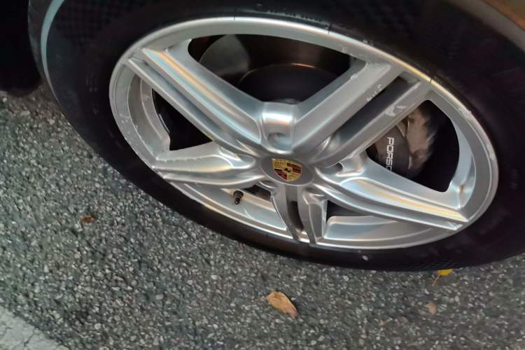 Used Porsche Cayenne 2014 Cayenne Platinum Edition 3.0T Right Front Wheel Hub