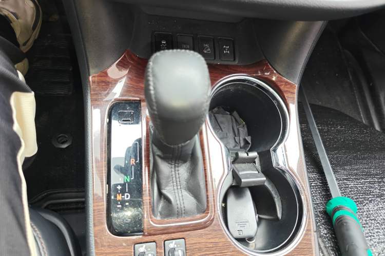 Used Toyota Highlander 2018 2.0T Four-Wheel Drive Luxury Version 7 Seats China VI Standard Gear Lever