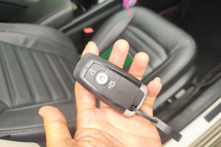 Used Ford Edge 2018 EcoBoost 245 Two-Wheel-Drive Titanium 7-Seater China VI Standard Vehicle Key