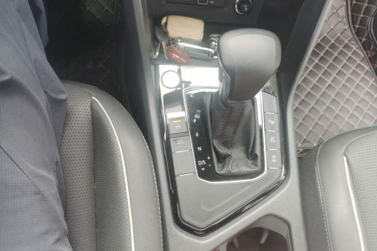 Used Volkswagen Tiguan L 2022 330TSI Automatic Two-Wheel Drive R-Line Enhanced Edition Gear Lever