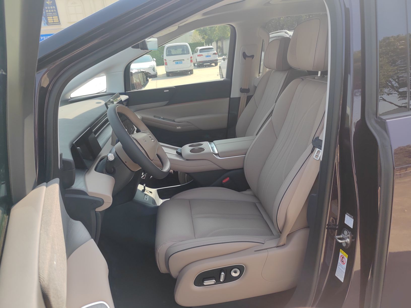 Переднее сиденье в автомобиле