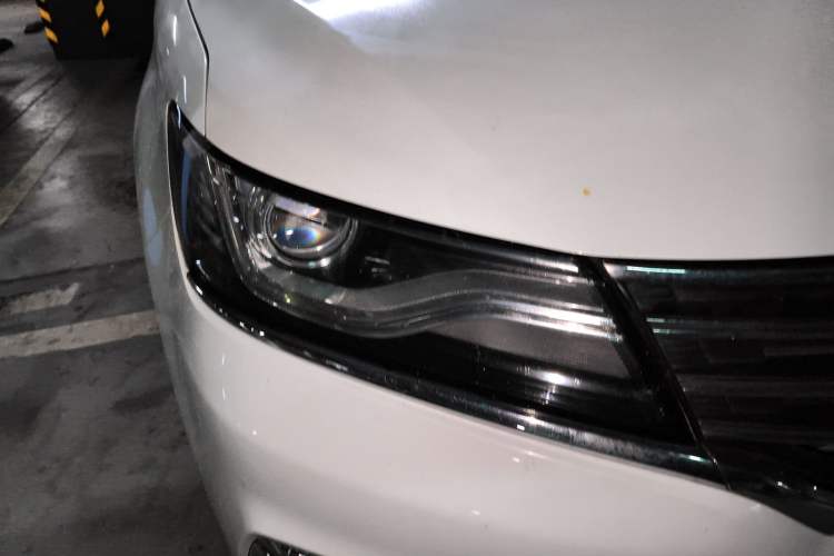 Used Roewe RX5 2018 20T Two-Wheel Drive Manual Flagship Edition Right Front Headlight