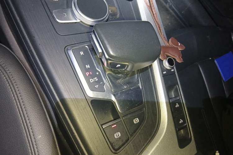 Used Audi A5 2017 Cabriolet 40 TFSI Fashion Model Gear Lever