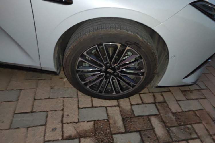 Used Geely Galaxy 8 2025 130km EM-i Prestige Edition Right Front Wheel Hub