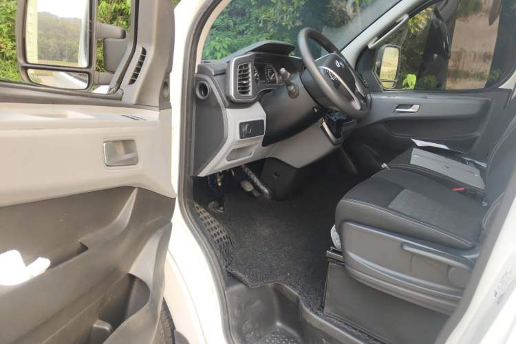 Used SAIC MAXUS Xintu V80 2025 PRO Aoyuntong 2.0T AMT Short Wheelbase Mid-Height 5/6-Seater
