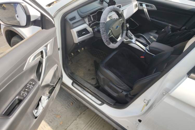 Used Geely Auto Emgrand X7 Sport 2016 1.8TD Automatic ZhiShang Model Interior 3