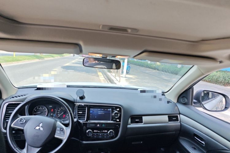 Used Mitsubishi Outlander 2013 2.4L Four-Wheel Drive Luxury Navigation Version 7 Seats Headliner