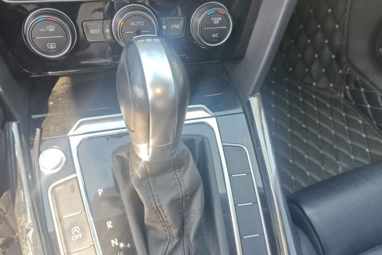Used Volkswagen Magotan 2019 330TSI DSG Luxury Version China VI Standard Gear Lever
