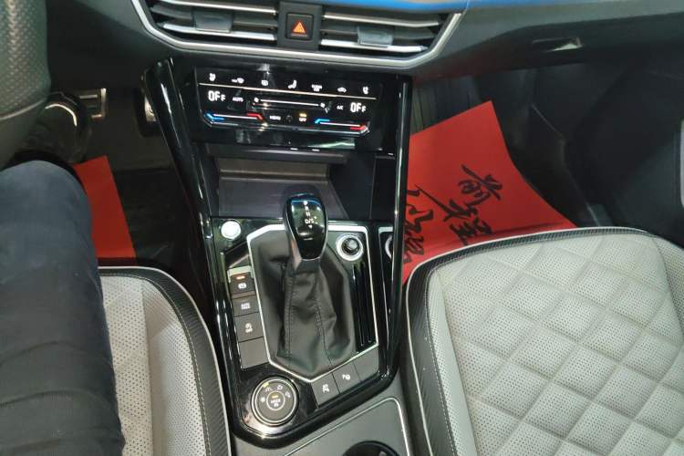 Used Volkswagen Tayron X 2023 Revised 380TSI Four-Wheel Drive Flagship Smart Edition Gear Lever