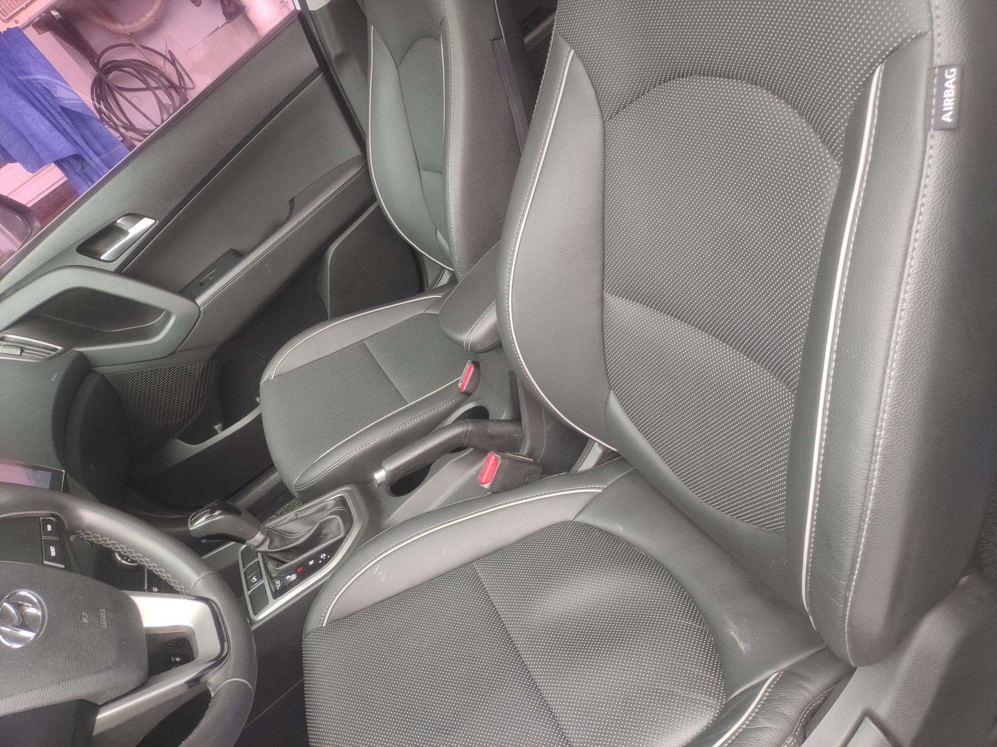 Переднее сиденье в автомобиле