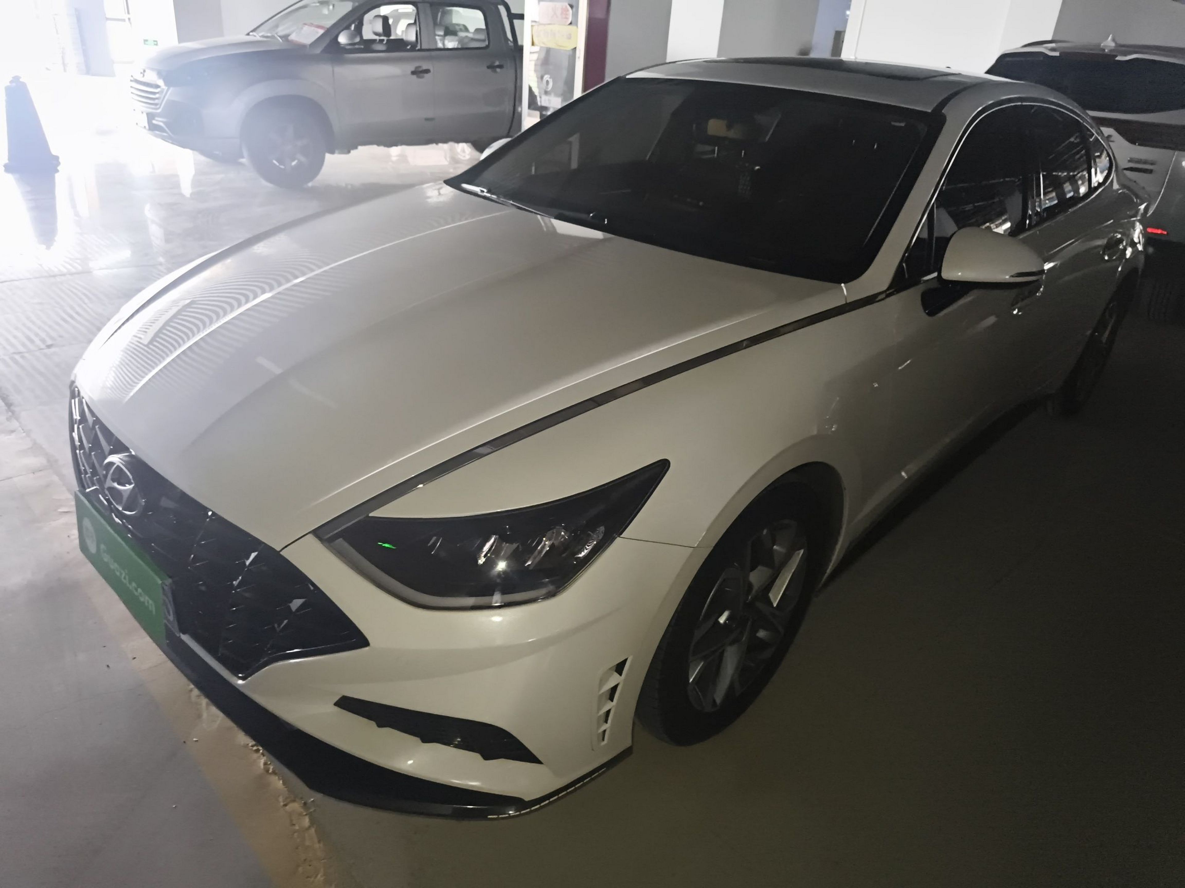 تحت مقدمة السيارة