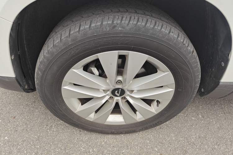 Used Jetta VS5 2020 280TSI Automatic "Thirty and Standing Tall" Edition Left Front Wheel Hub