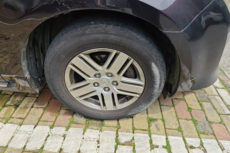 Used Mazda 8 2013 2.5L Deluxe Edition Right Front Wheel Hub