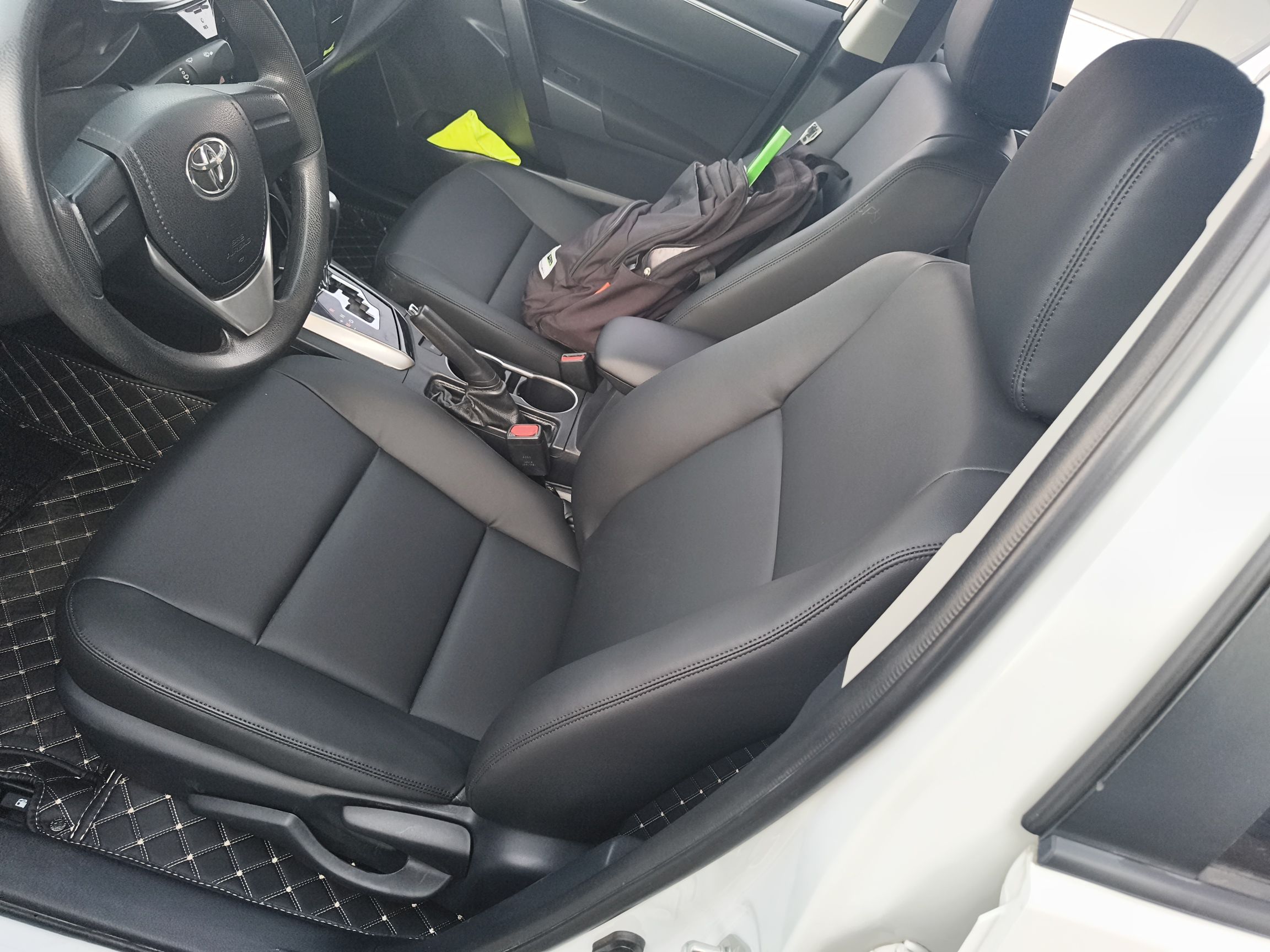 المقاعد الأمامية داخل السيارة