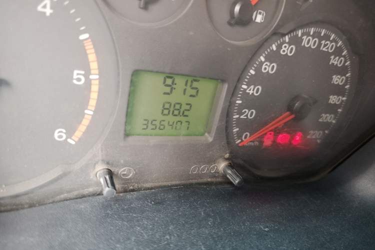 Used Ford Transit Custom 2016 2.2T Long-Wheelbase 6/7-Seater Mid-Roof Multi-Purpose Vehicle Odometer Close Up