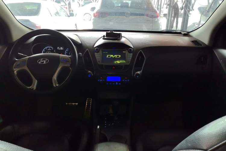 Used Hyundai ix35 2012 2.4L Automatic Two-Wheel Drive Prestige Edition GLS Center Console