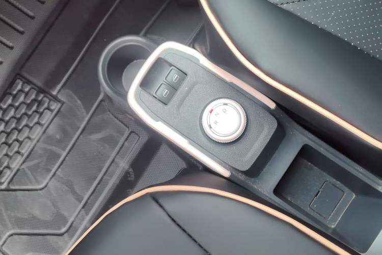 Used Chery QQ Ice Cream 2022 170km Sundae Phosphate Lithium-Ion Gear Lever