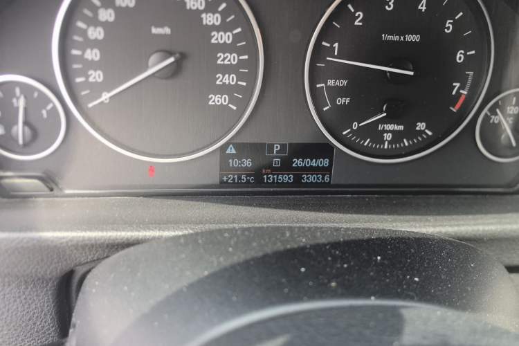 Used BMW 3 Series 2015 316Li Fashion Model Odometer Close Up
