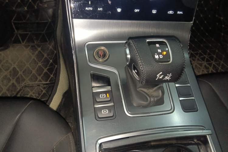 Used Hongqi H5 2022 Classic Model Facelift 1.8T Automatic Smart Connect Flagship Edition Gear Lever