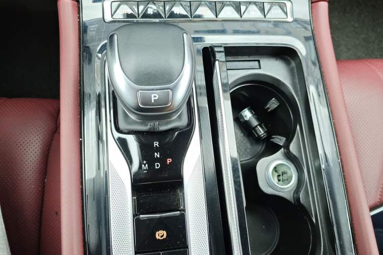 Used Hongqi H5 2024 2.0T Automatic Smart Connect Flagship Edition Gear Lever