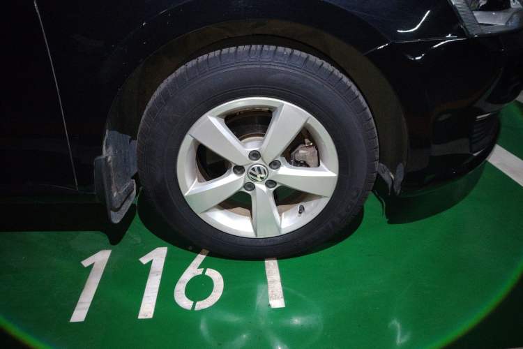 Used Volkswagen Lavida 2013 Revised Classic 1.6L Automatic Fashion Edition Right Front Wheel Hub