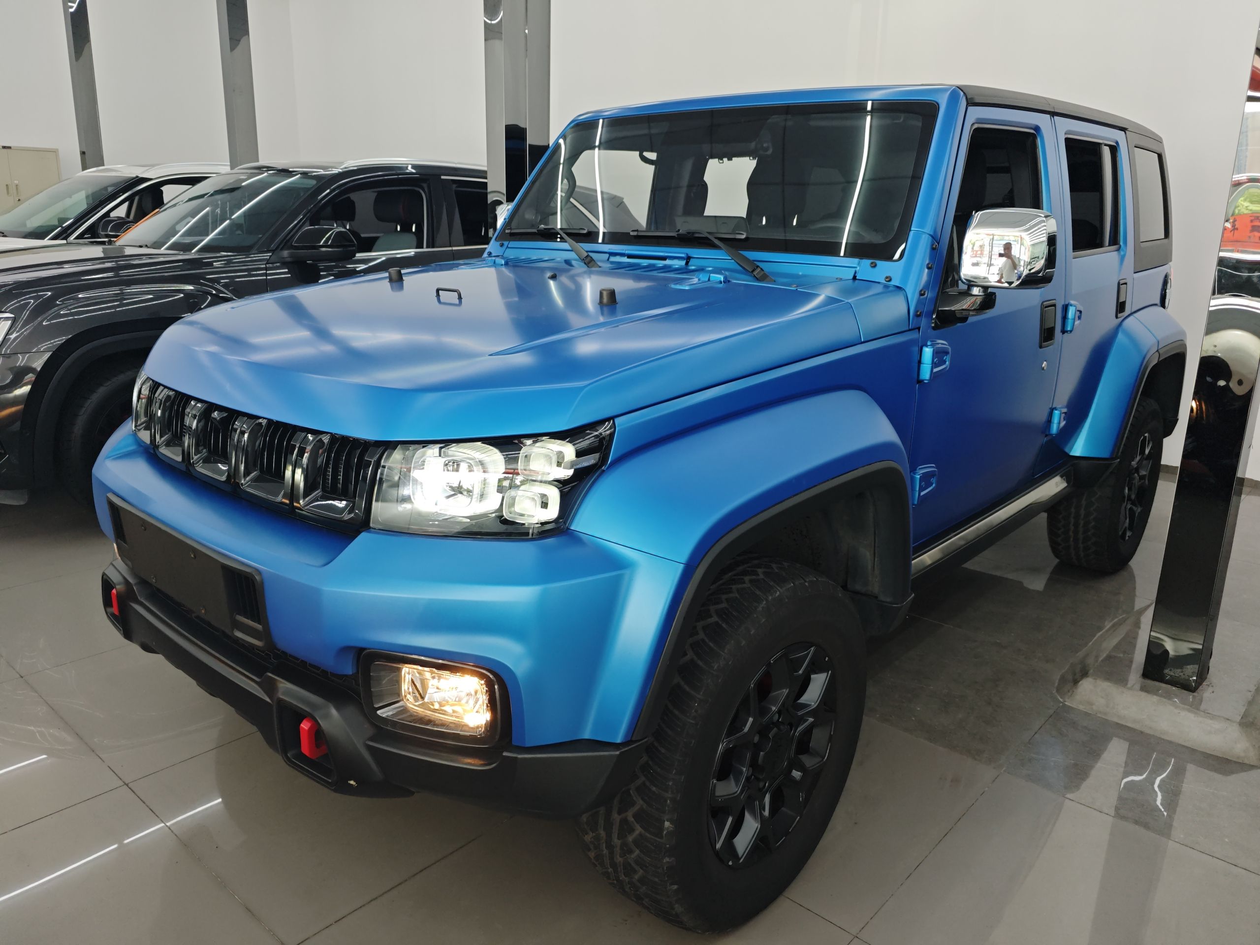 Под передней частью автомобиля