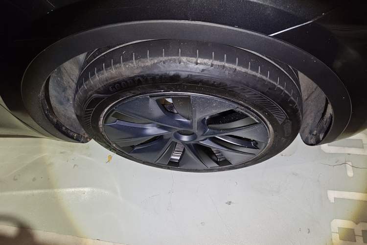 Used Tesla Model Y 2024 Rear-Wheel-Drive Version Right Front Wheel Hub