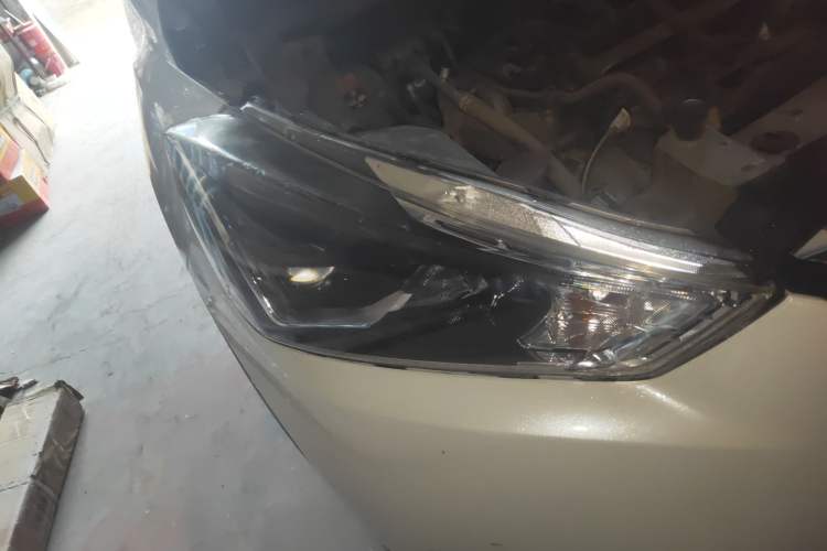 Used Nissan Kicks 2017 1.5L CVT Smart Drive Edition Right Front Headlight