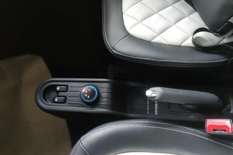 Used Wuling Hongguang MINIEV 2021 Macaron Fashion Model Lithium Iron Phosphate Gear Lever