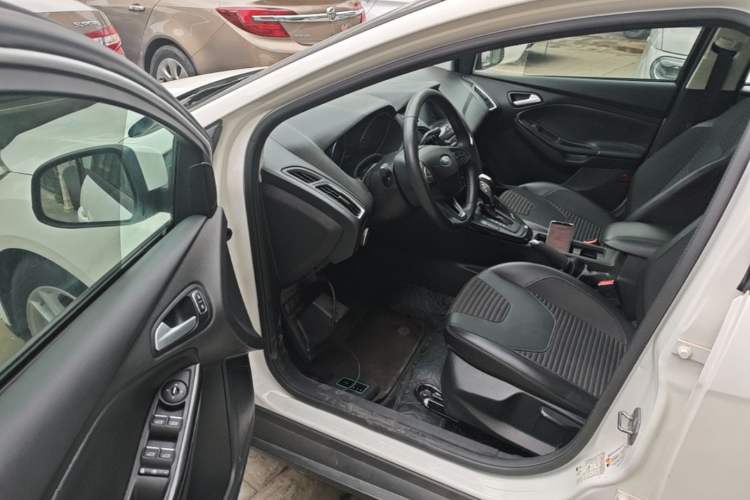 Used Ford Focus 2017 Hatchback EcoBoost 125 Automatic - Ultra-Powerful Style Edition with Smart Drive Features Driver Seat