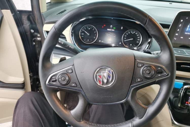 Used Buick GL8 2023 Facelifted Land Cruiser Executive Luxury Version