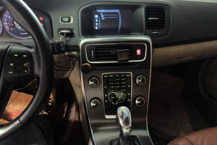 Used Volvo V60 2013 T5 Comfort Edition Audio And AC Panel