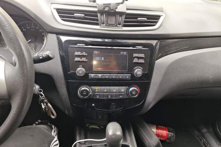 Used Nissan Qashqai 2016 2.0L CVT Elite Edition Audio And AC Panel